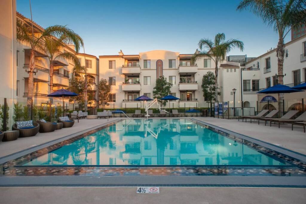1 Bedroom Xl Condo With King Bed, Garden View, Parking Included, Los Angeles